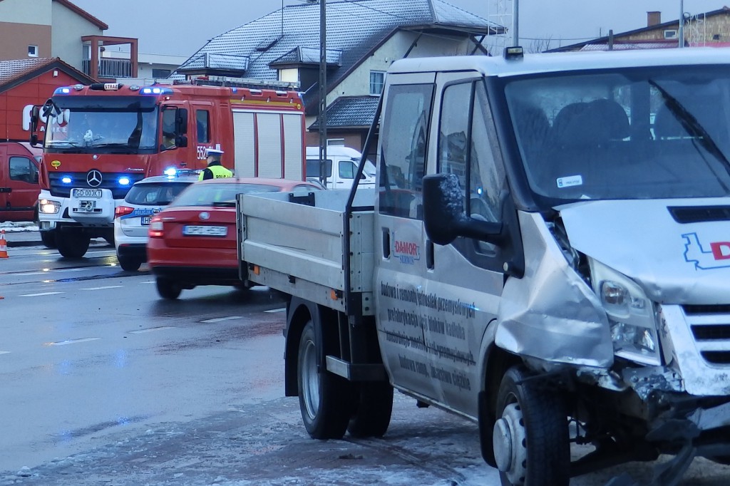 Zderzenie osobówki z autem dostawczym