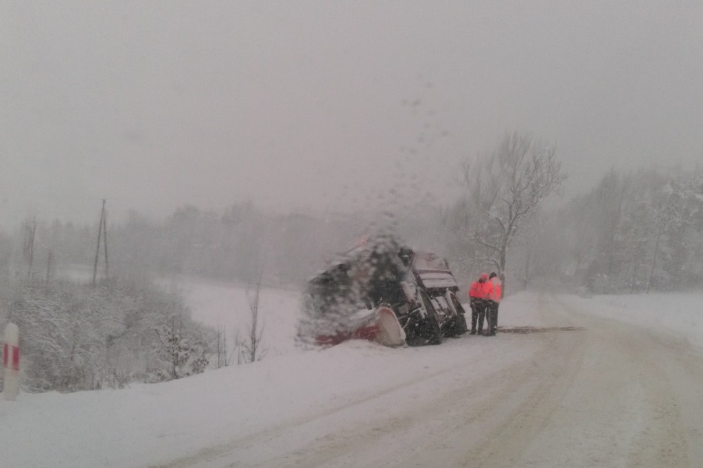 Śnieg paraliżuje ruch w regionie