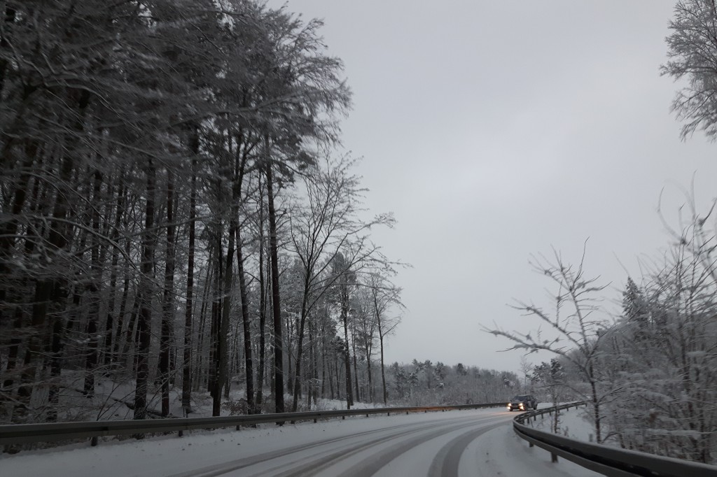 Śnieg paraliżuje ruch w regionie