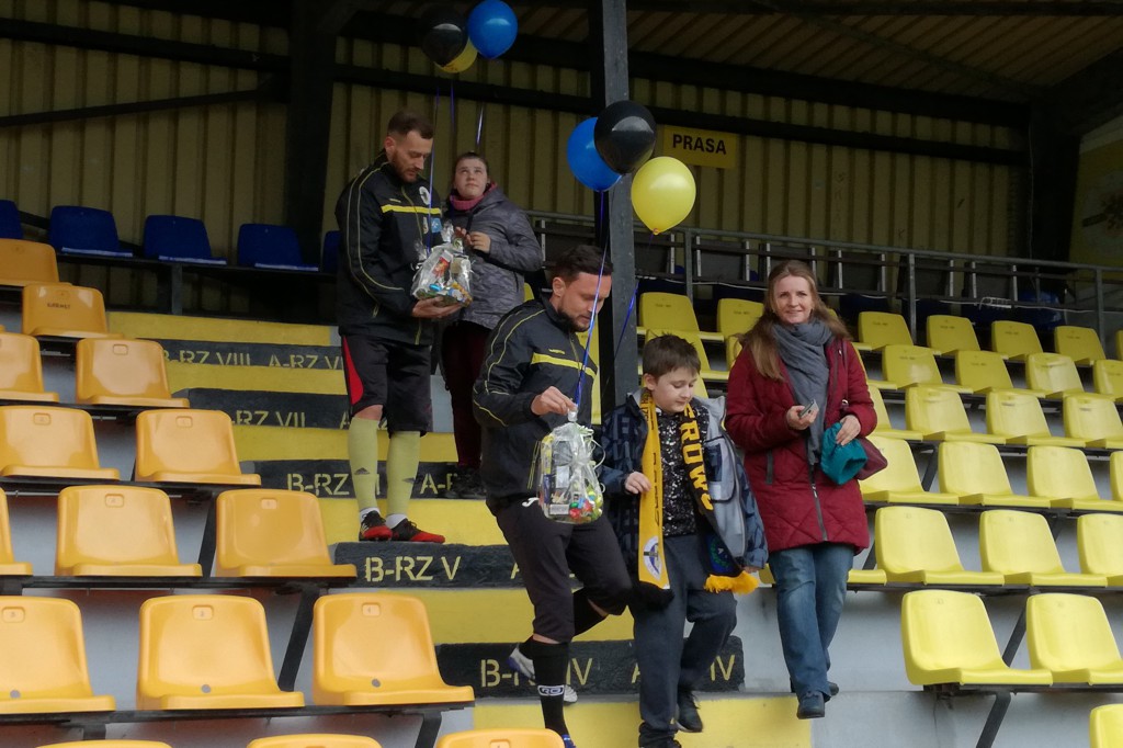 Świąteczny zajączek z piłkarzami