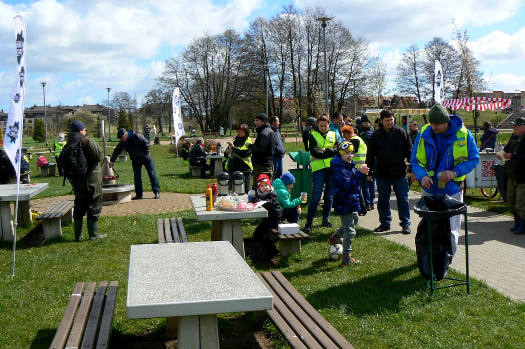 Pozbierali śmieci z rzeki Redy