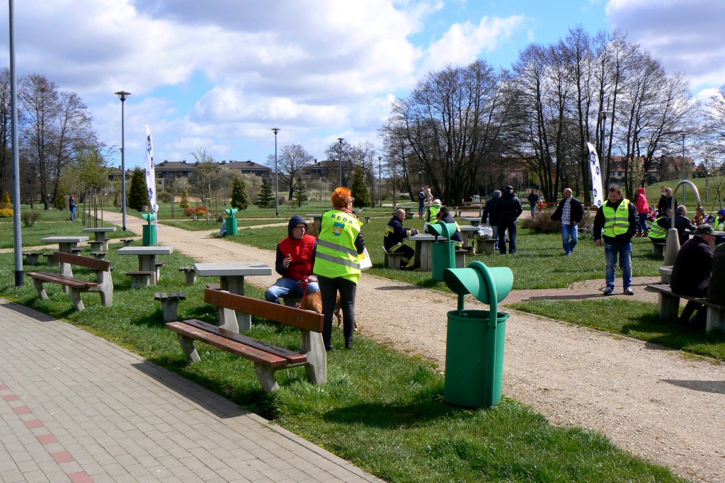 Pozbierali śmieci z rzeki Redy