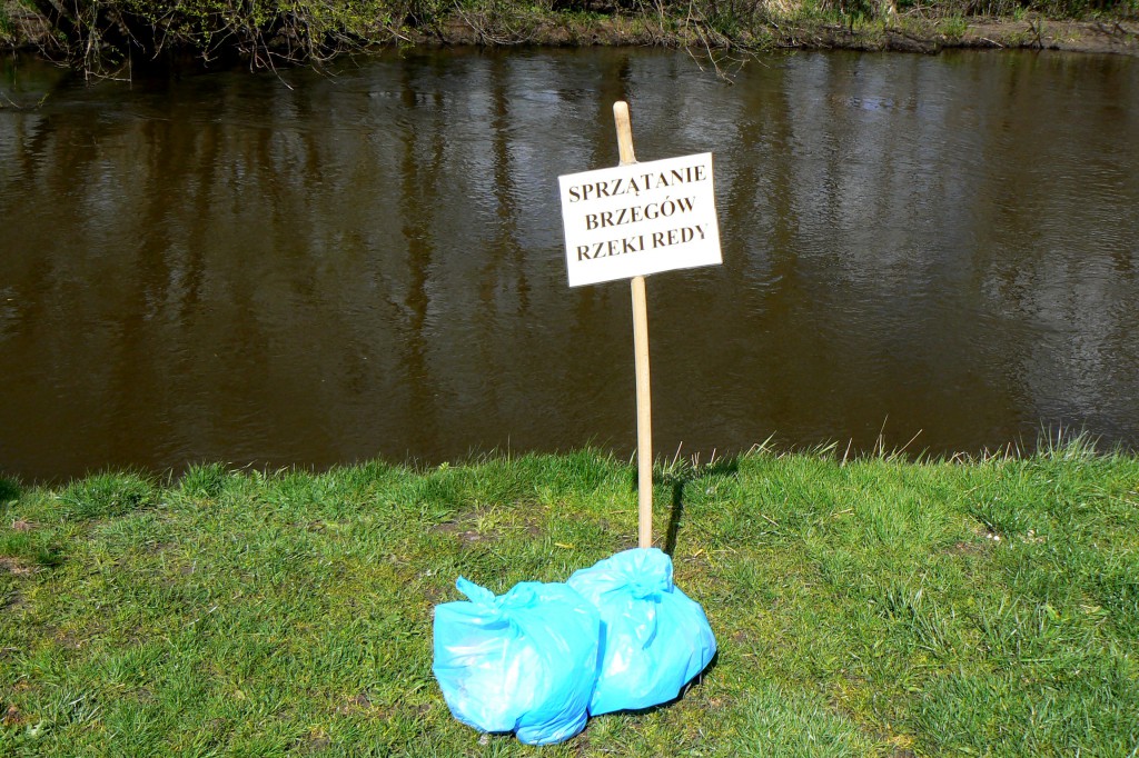 Pozbierali śmieci z rzeki Redy