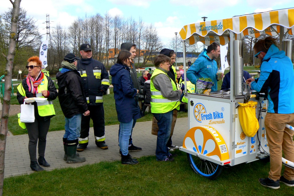 Pozbierali śmieci z rzeki Redy