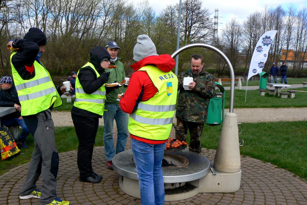 Pozbierali śmieci z rzeki Redy