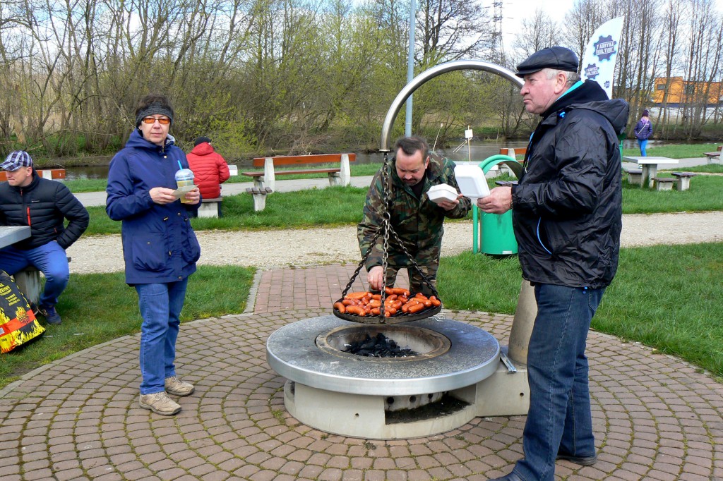 Pozbierali śmieci z rzeki Redy