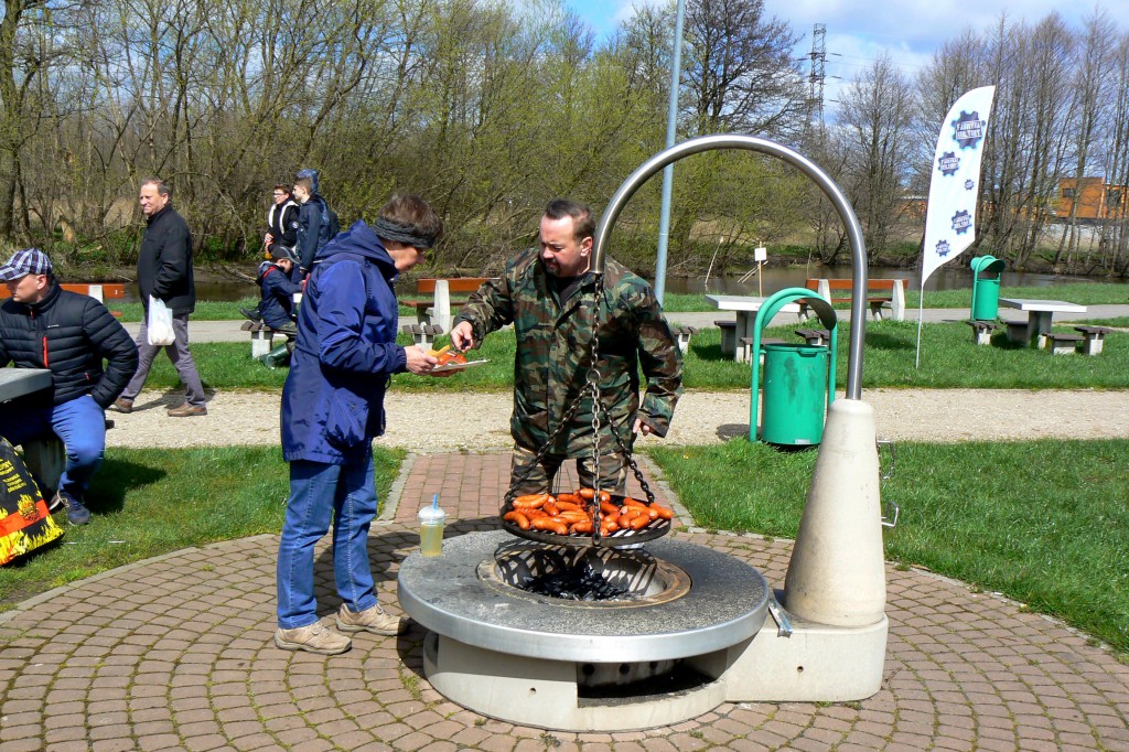 Pozbierali śmieci z rzeki Redy