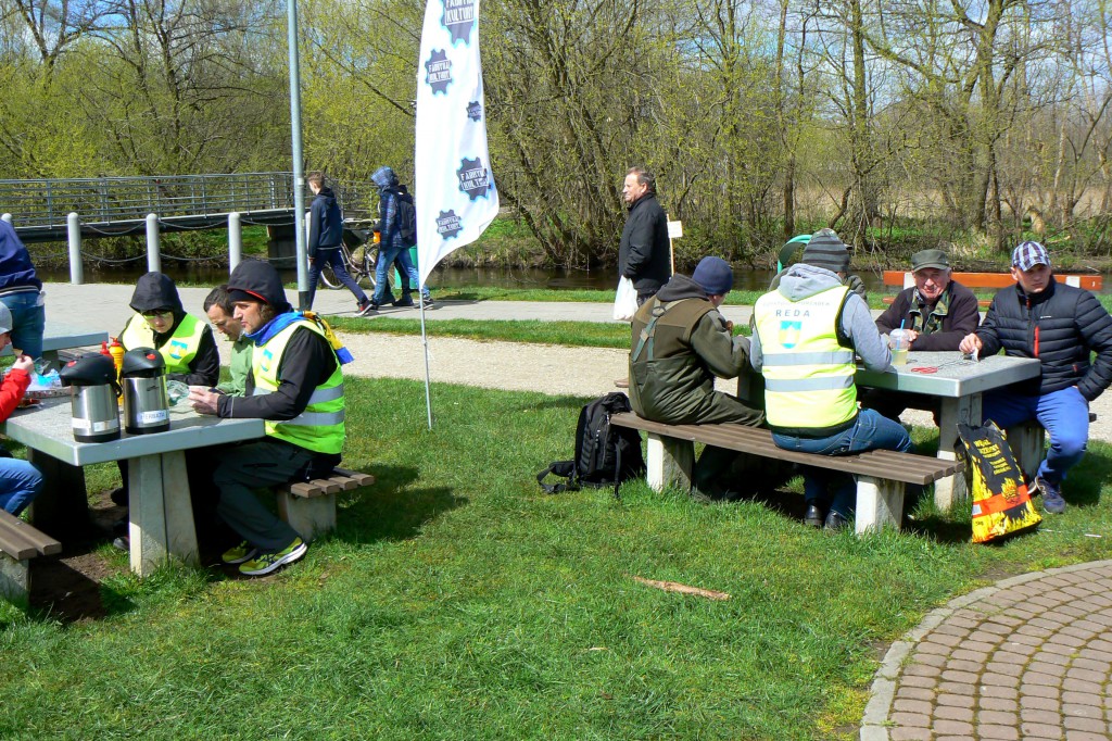 Pozbierali śmieci z rzeki Redy