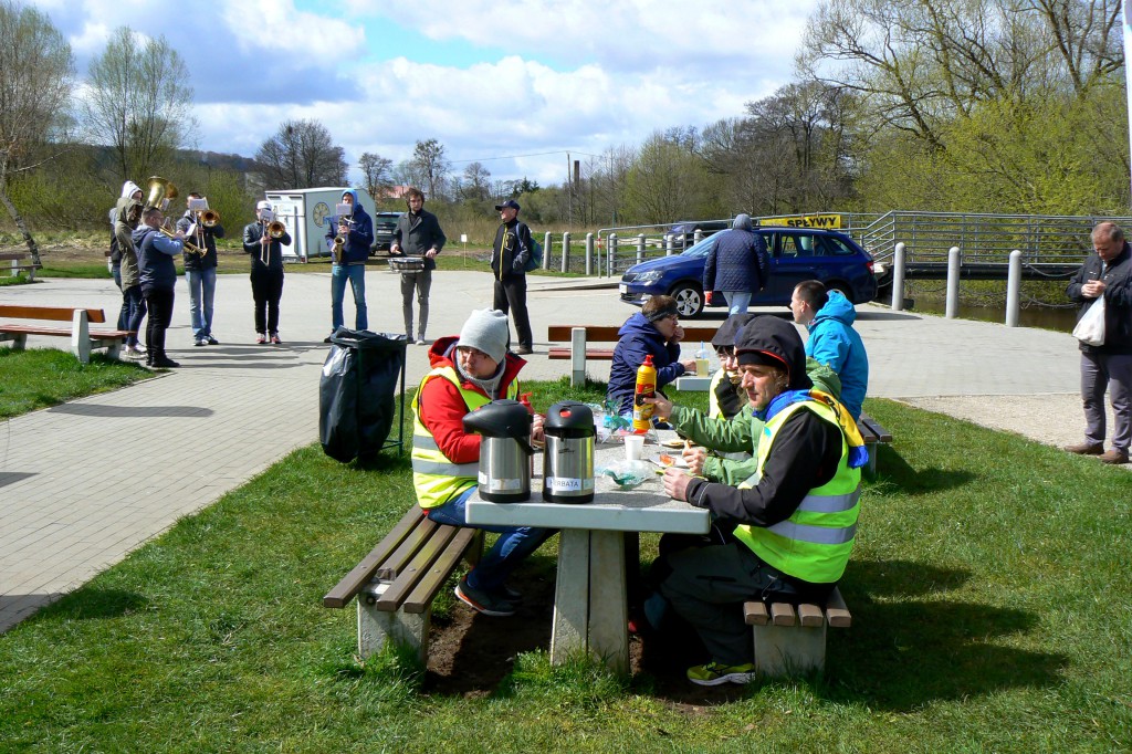 Pozbierali śmieci z rzeki Redy
