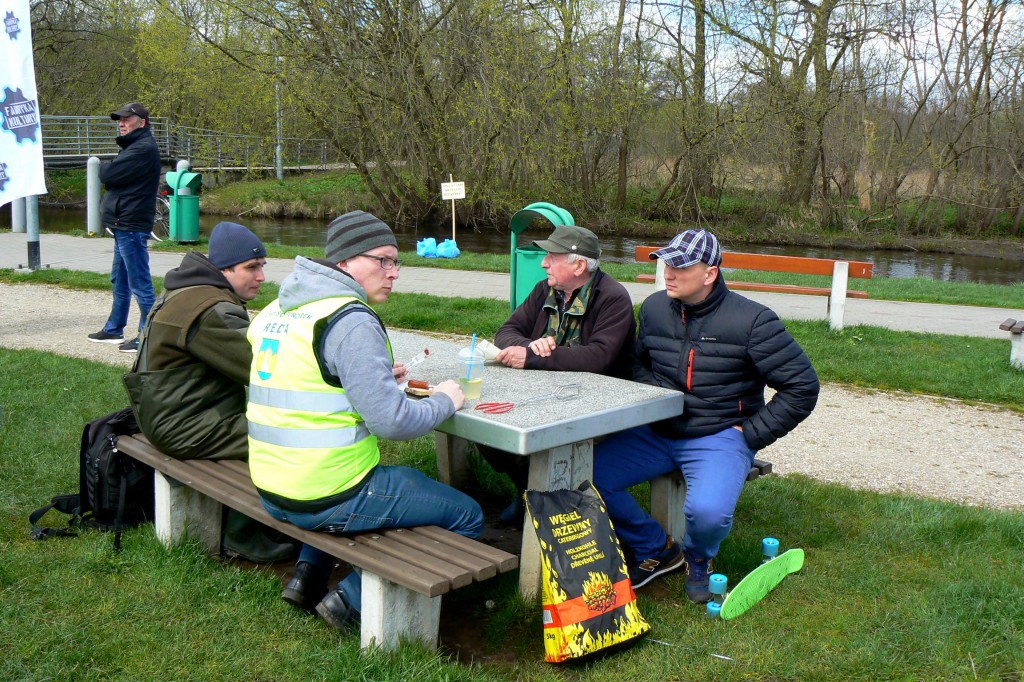 Pozbierali śmieci z rzeki Redy