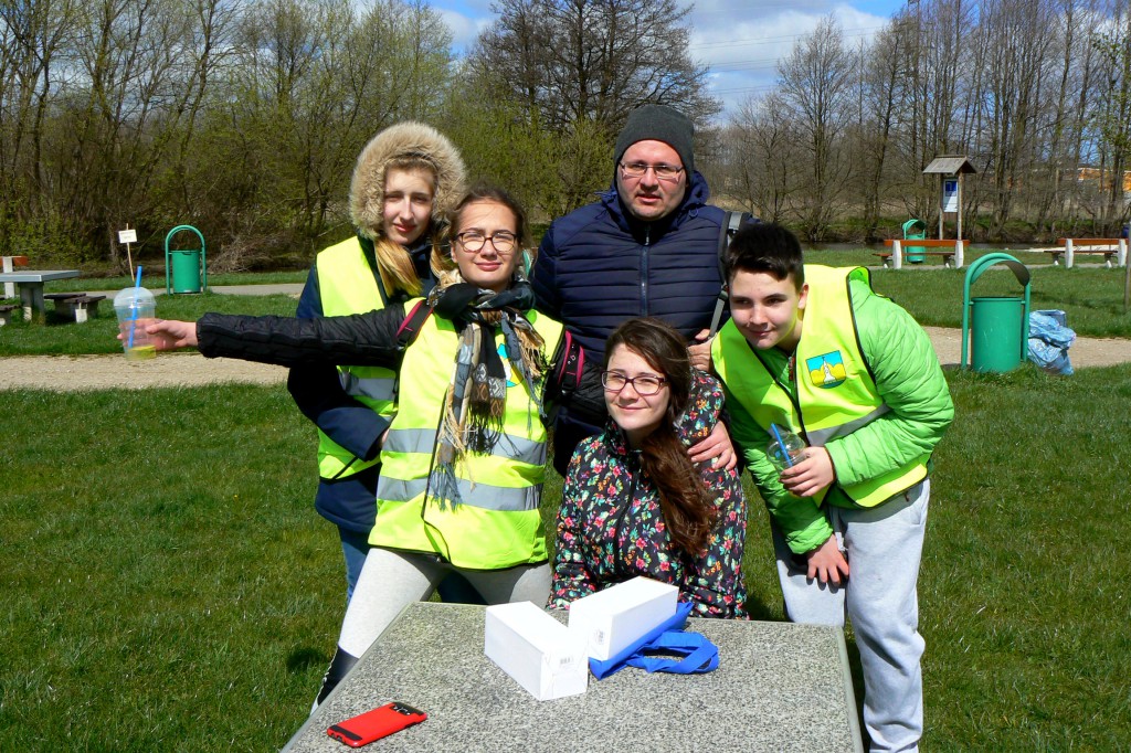 Pozbierali śmieci z rzeki Redy