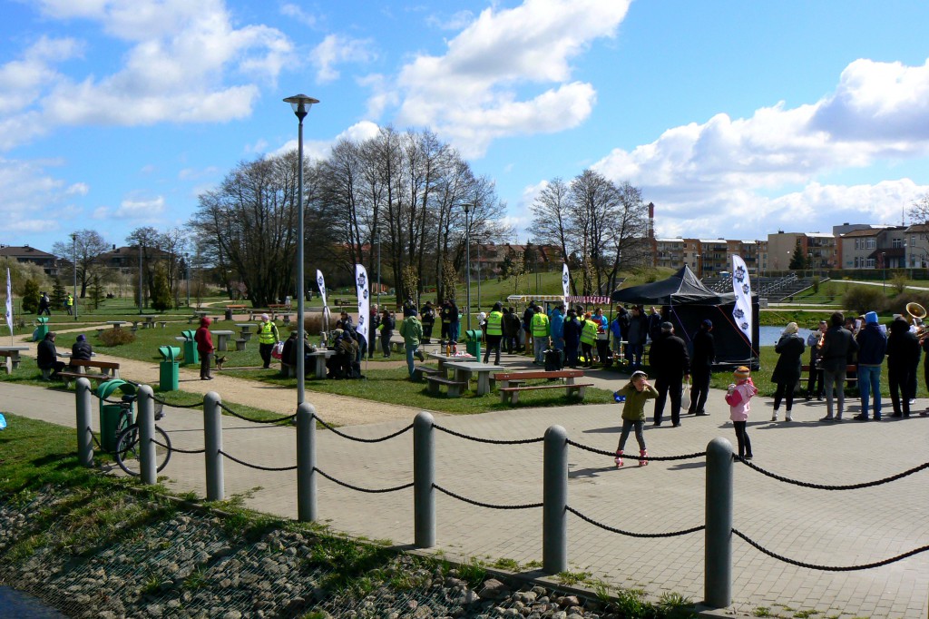 Pozbierali śmieci z rzeki Redy