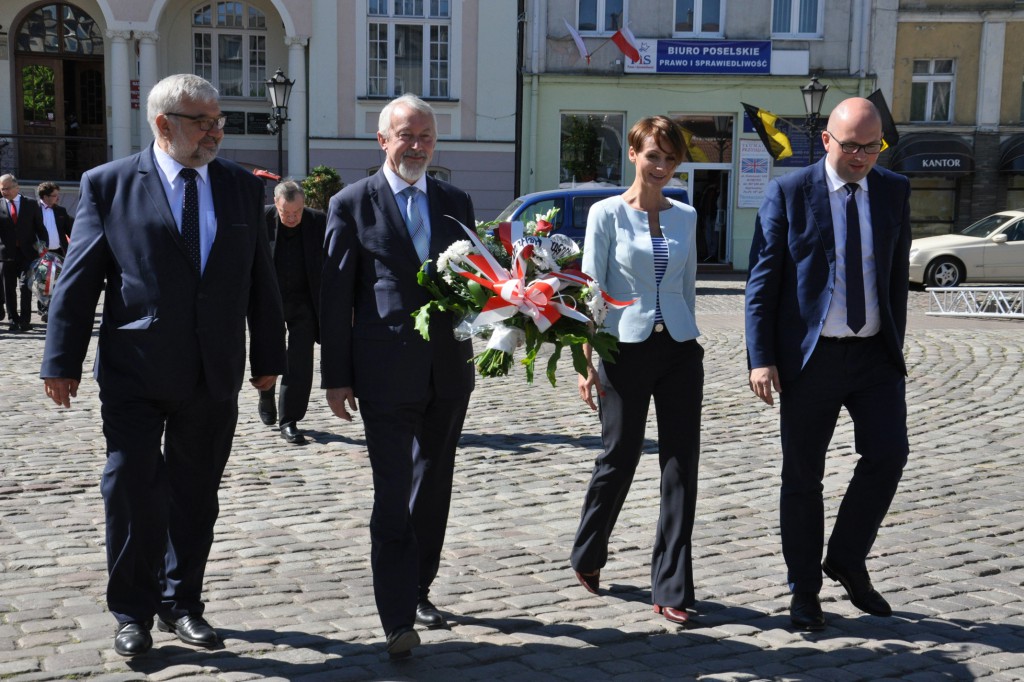 Koncert, promocja książki i kwiaty pod pomnikiem