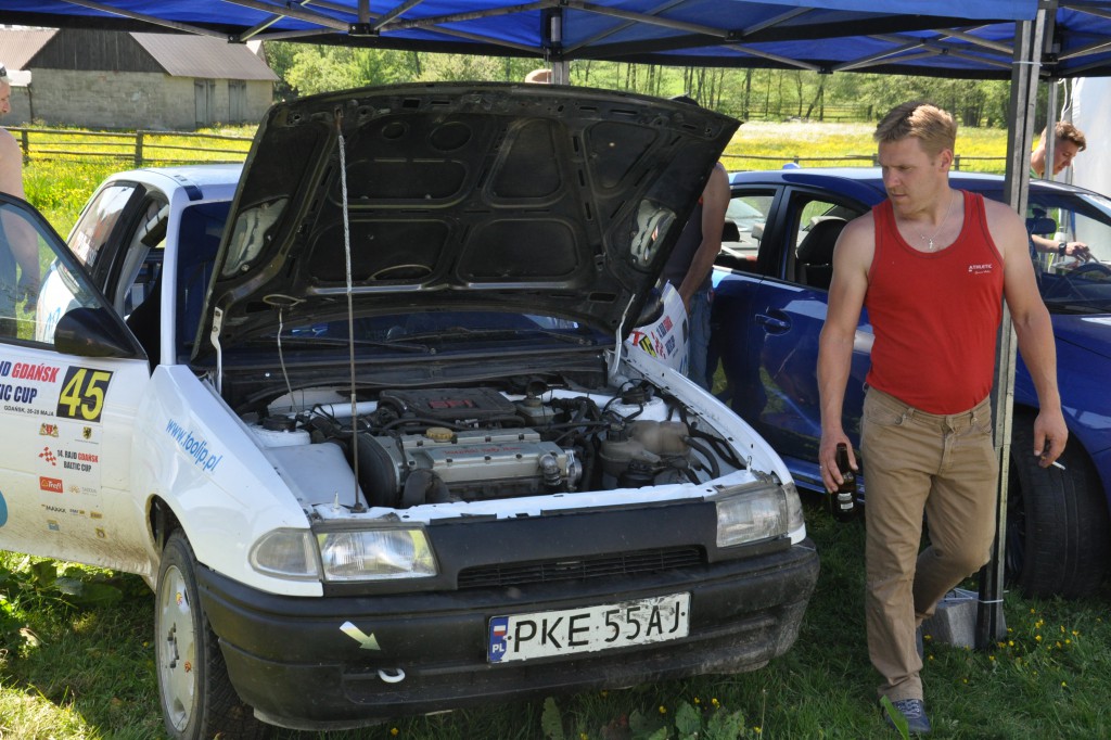 Ryk silników i tumany kurzu