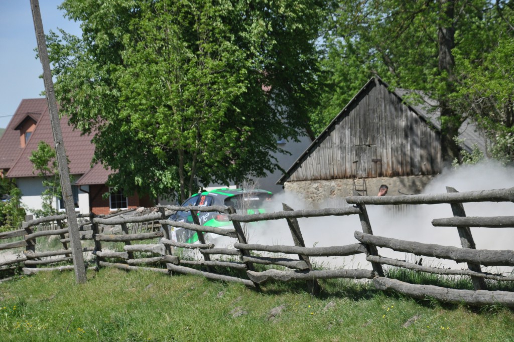Ryk silników i tumany kurzu