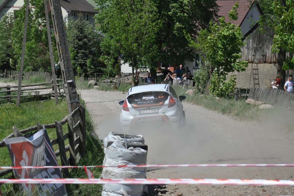 Ryk silników i tumany kurzu