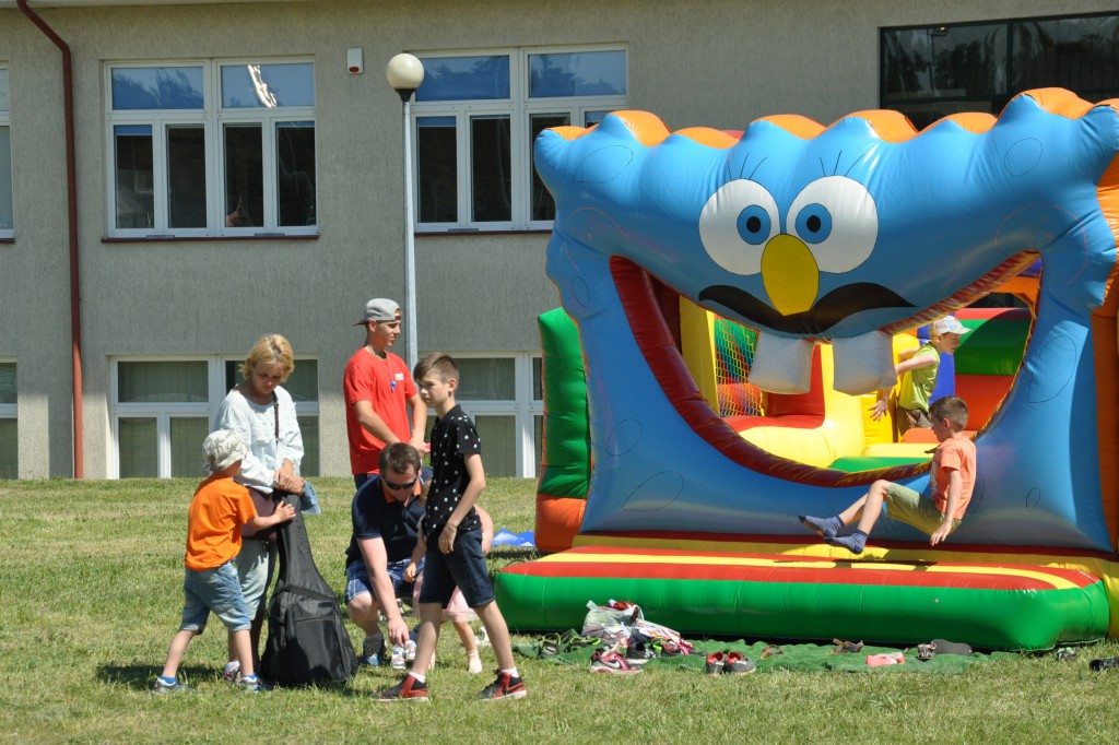 Ryk silników i tumany kurzu
