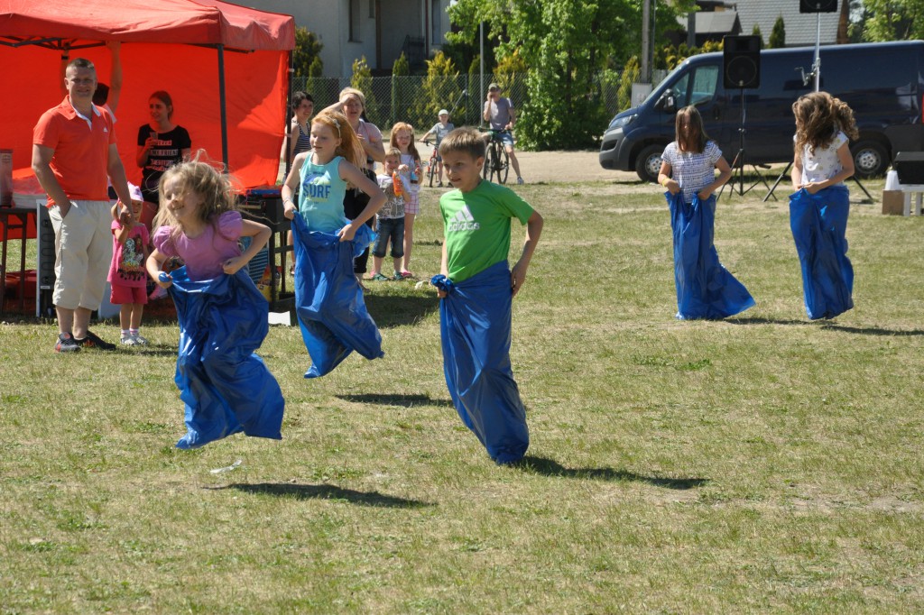 Ryk silników i tumany kurzu