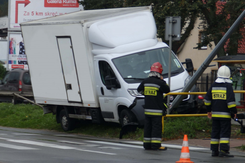 Samochód dostawczy ściął słup