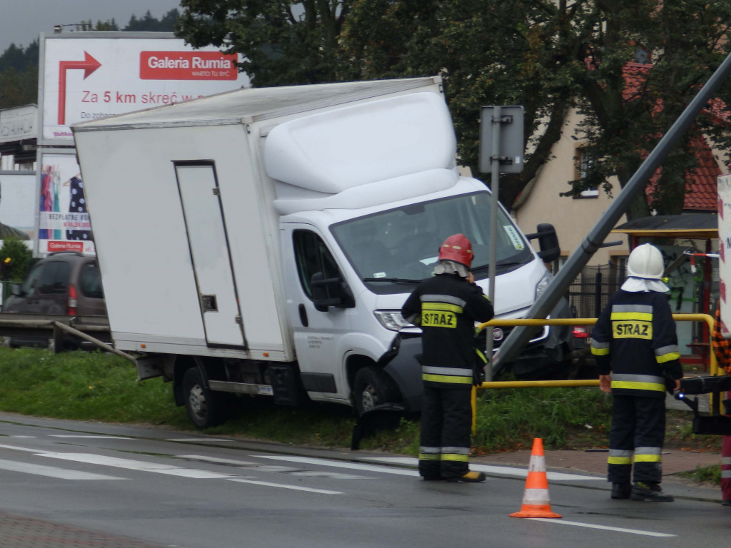 Samochód dostawczy ściął słup