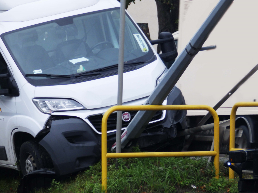 Samochód dostawczy ściął słup