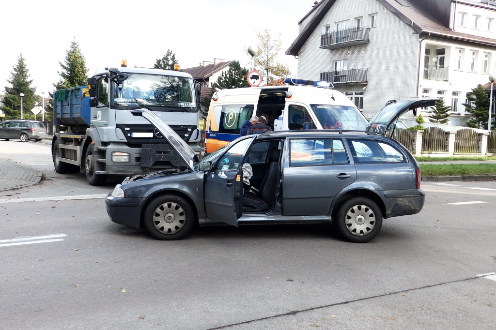 Samochód osobowy zderzył się z ciężarówką