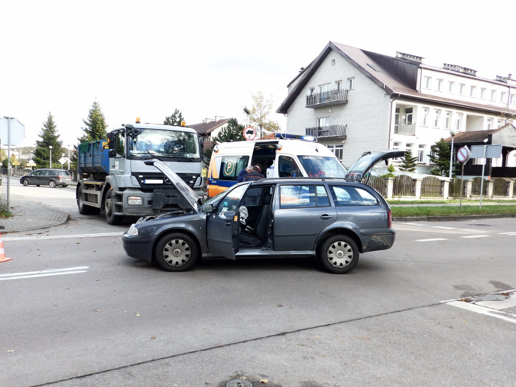 Samochód osobowy zderzył się z ciężarówką
