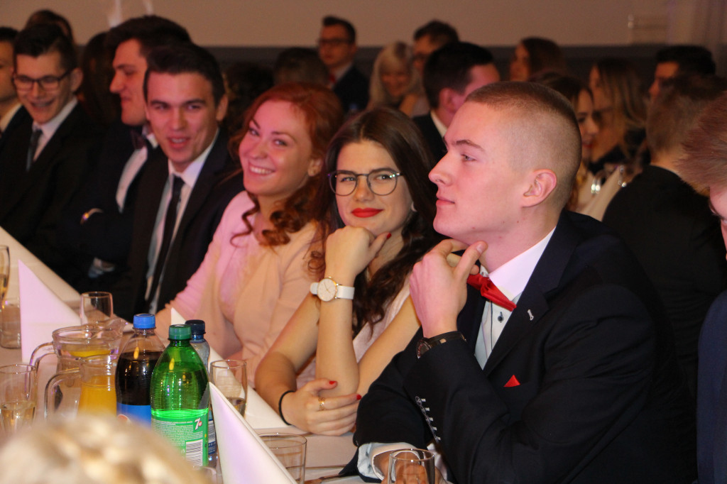 Poloneza czas zacząć. Ruszył sezon studniówek