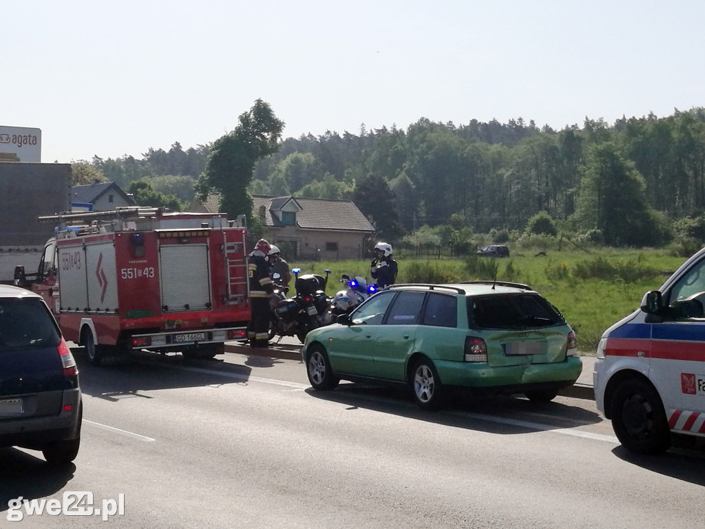  Ciężarówka uderzyła w tył osobówki