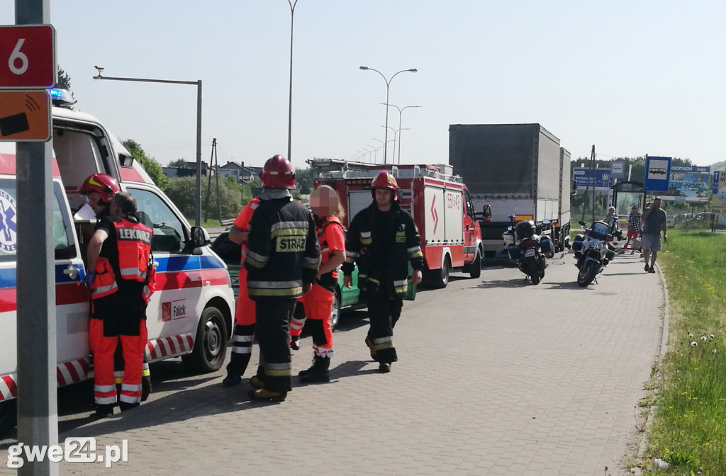  Ciężarówka uderzyła w tył osobówki