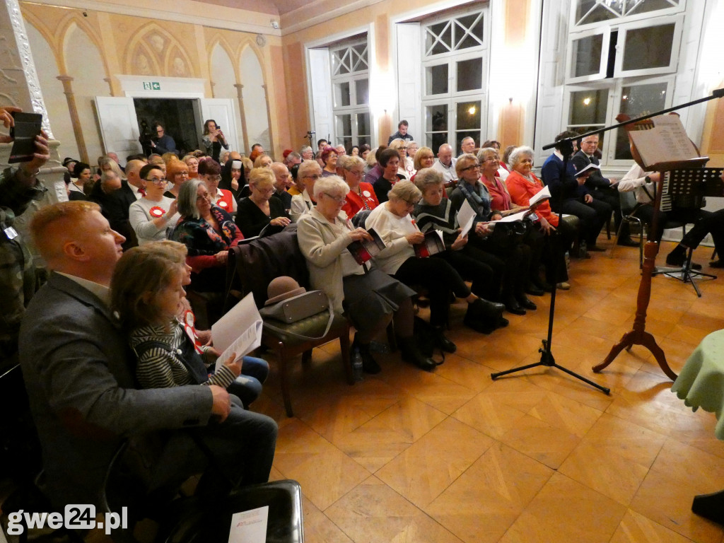 Maraton pieśni patriotycznej w pałacu