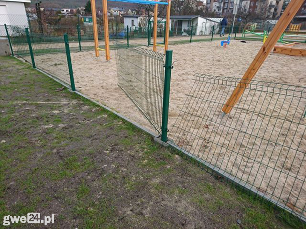 Zdewastowany plac zabaw
