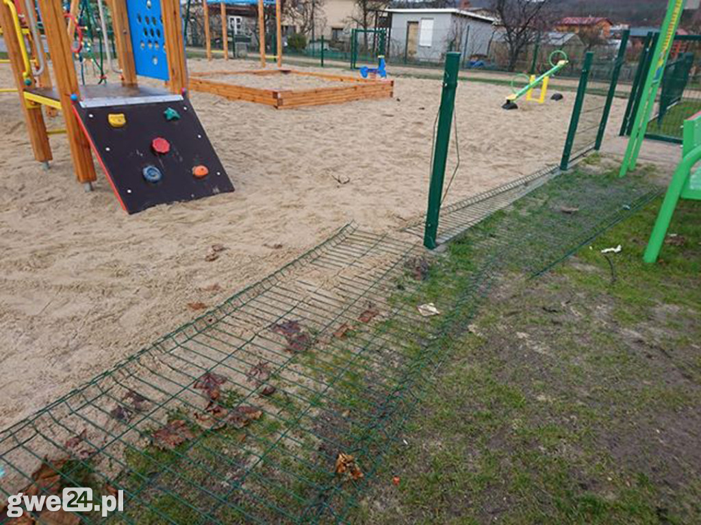 Zdewastowany plac zabaw
