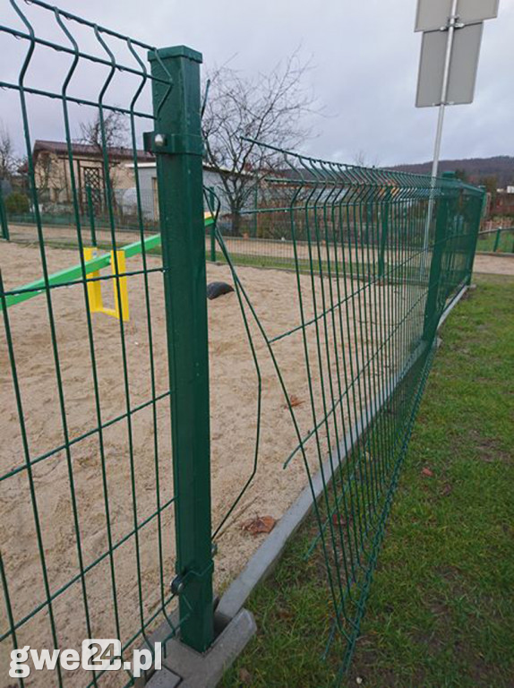 Zdewastowany plac zabaw