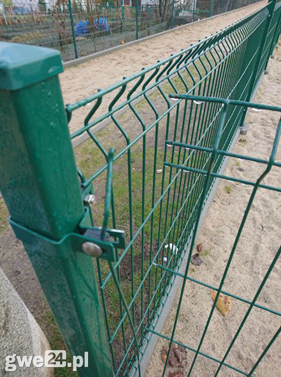 Zdewastowany plac zabaw