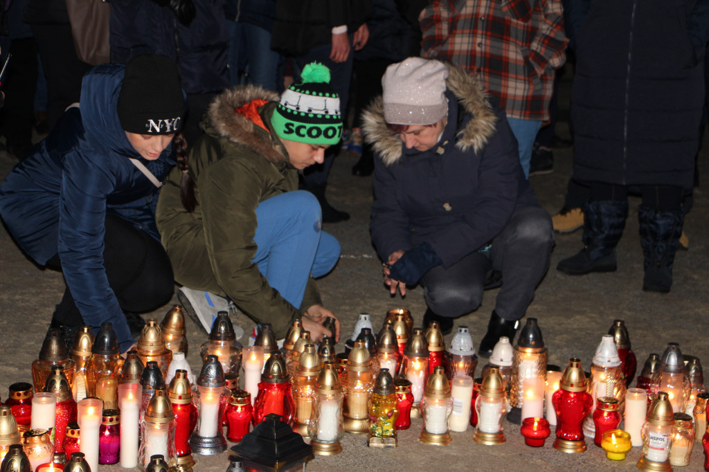 Mieszkańcy ułożyli serce ze zniczy dla Pawła Adamowicza