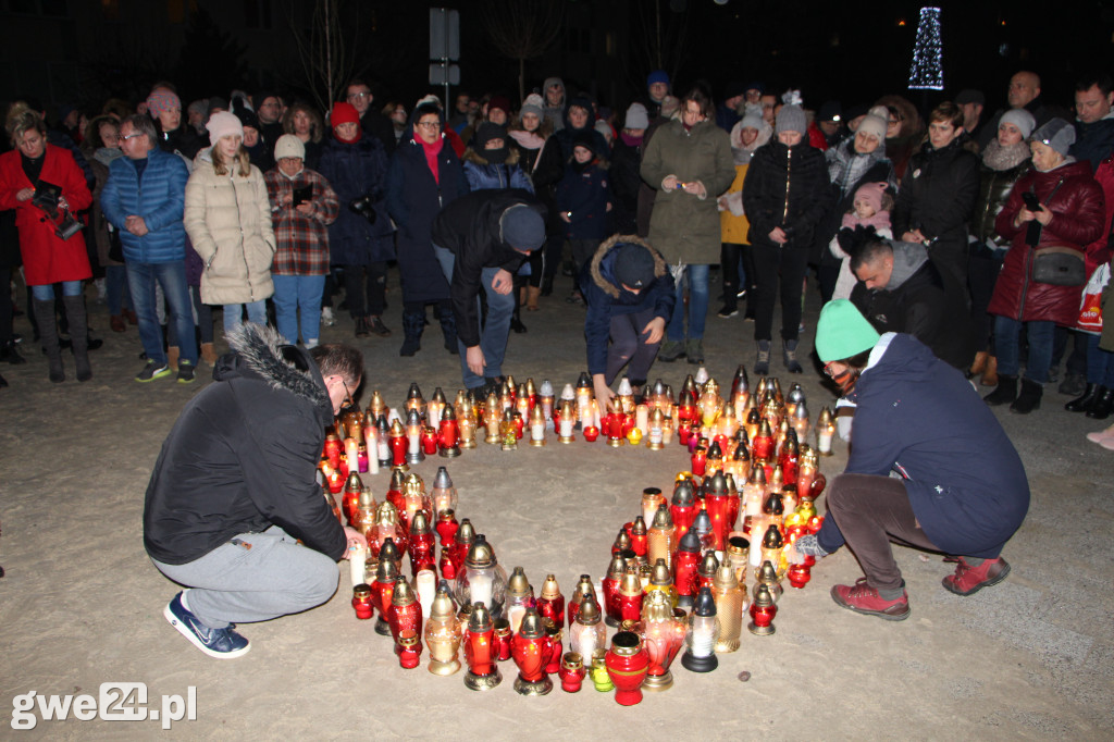 Mieszkańcy ułożyli serce ze zniczy dla Pawła Adamowicza