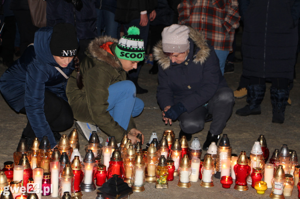 Mieszkańcy ułożyli serce ze zniczy dla Pawła Adamowicza