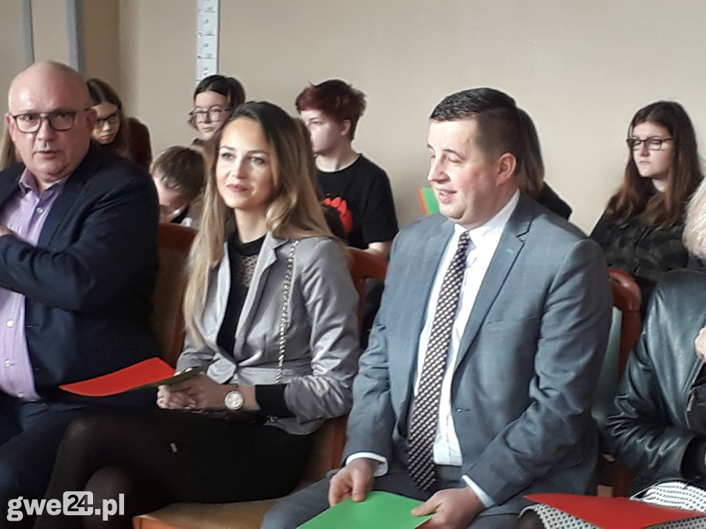 Facebook - korzyści czy zagrożenia?