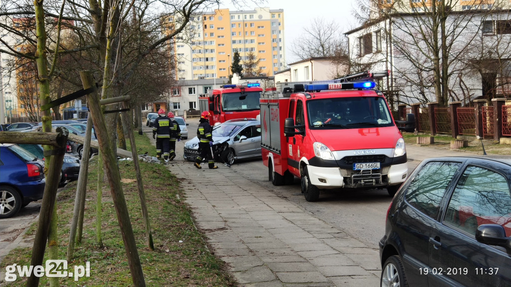 Peugeotem uderzył w słup. Kierowca był pijany