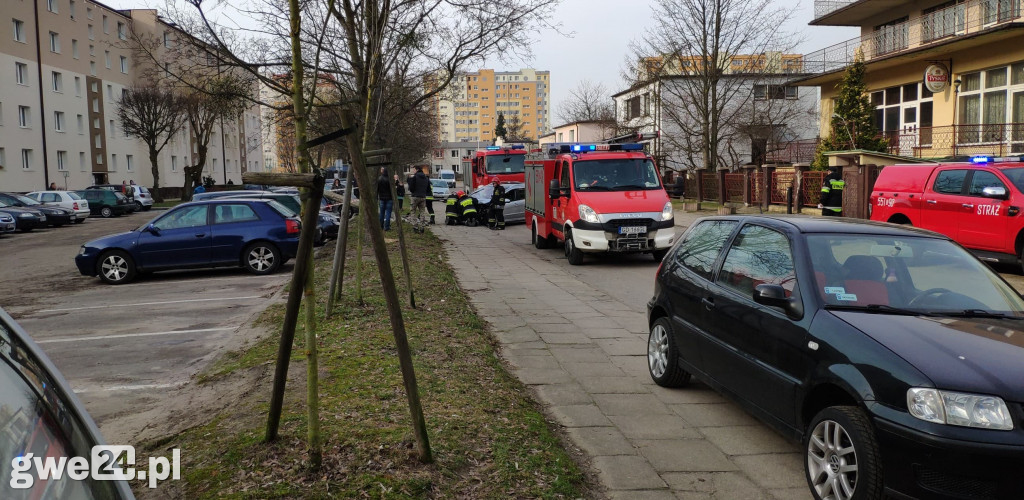 Peugeotem uderzył w słup. Kierowca był pijany