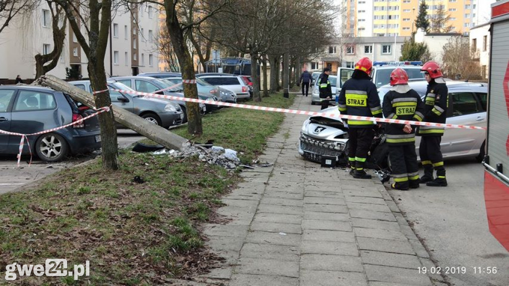 Peugeotem uderzył w słup. Kierowca był pijany