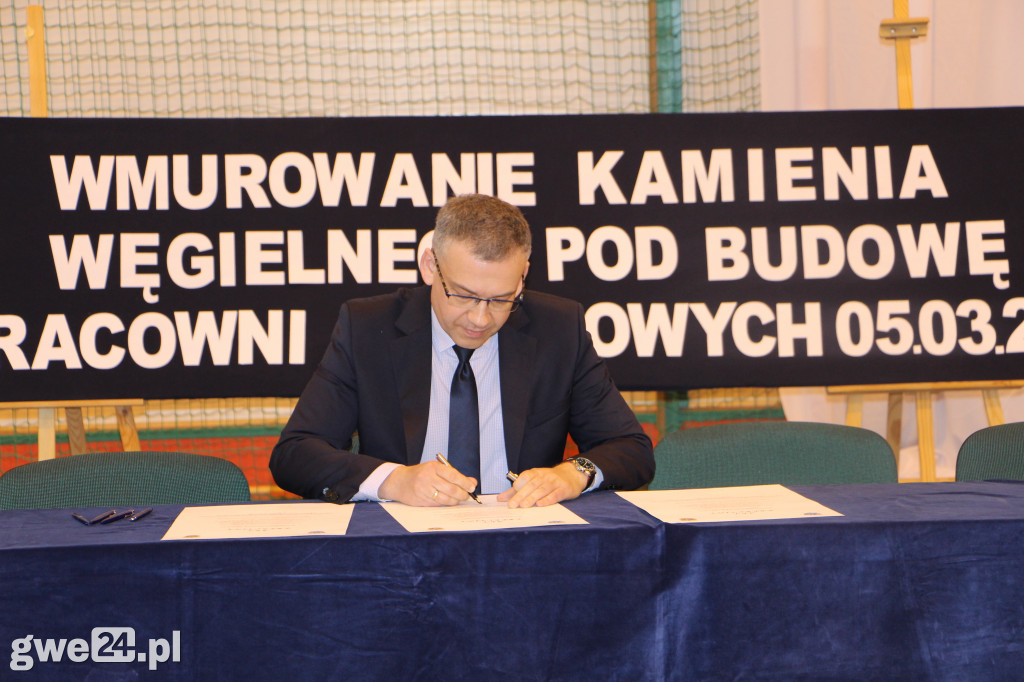 Rozbudowa szkoły w Redzie. Wmurowano akt erekcyjny