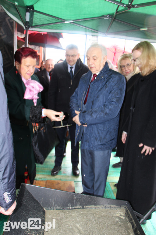 Rozbudowa szkoły w Redzie. Wmurowano akt erekcyjny