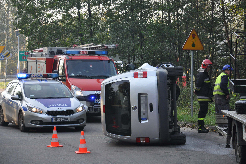 Przewrócony bus, ścięta latarnia