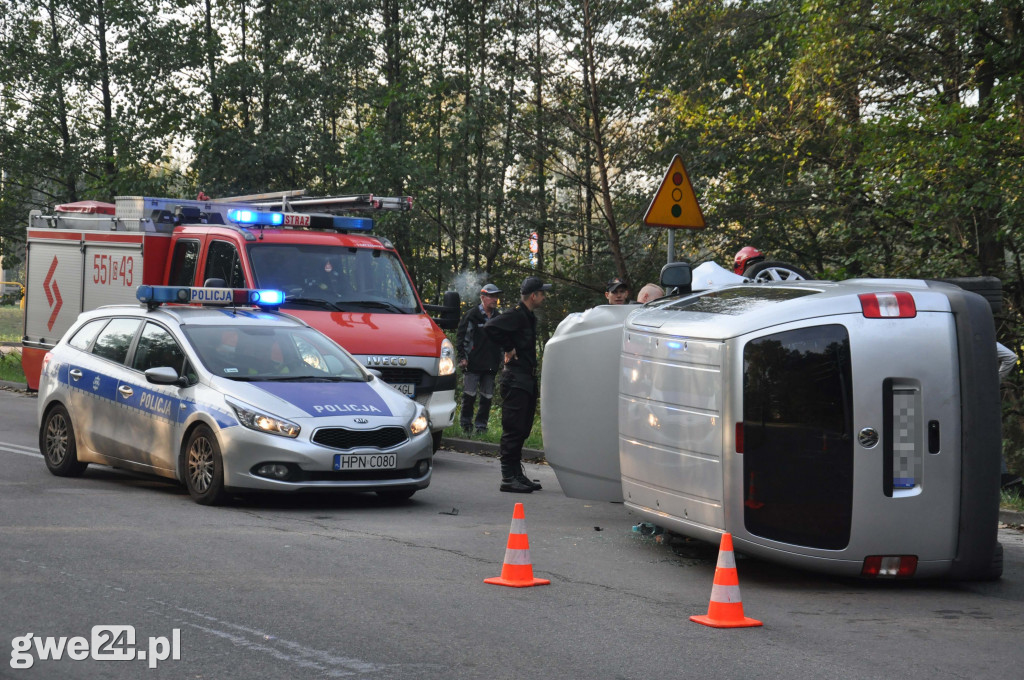 Przewrócony bus, ścięta latarnia