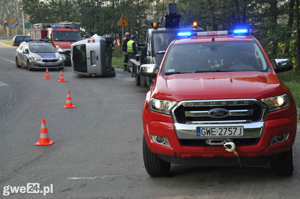 Przewrócony bus, ścięta latarnia