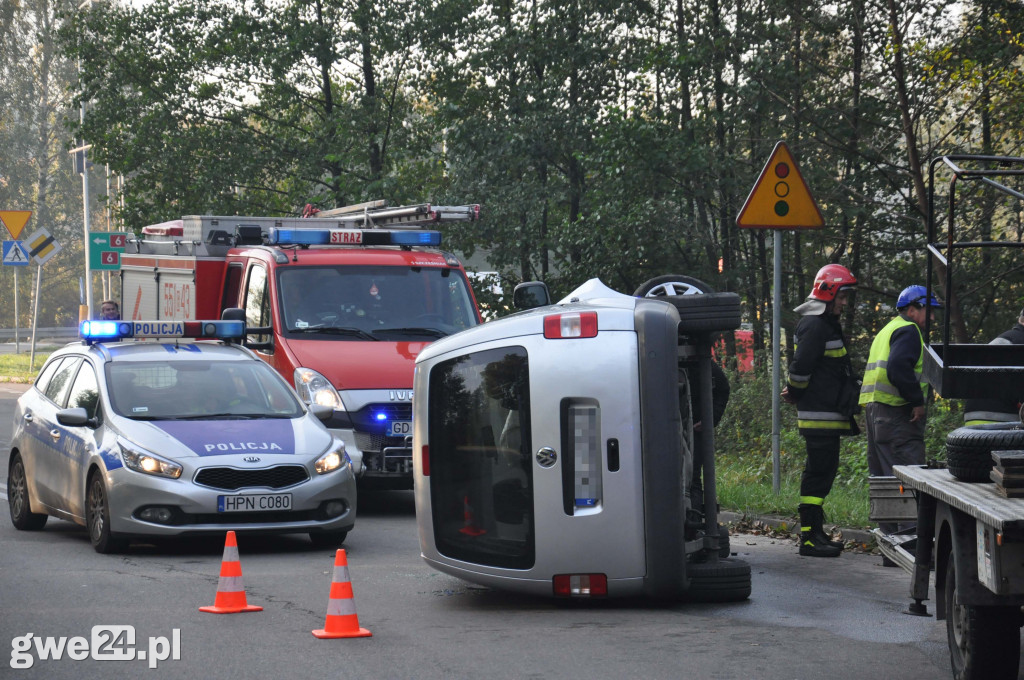 Przewrócony bus, ścięta latarnia