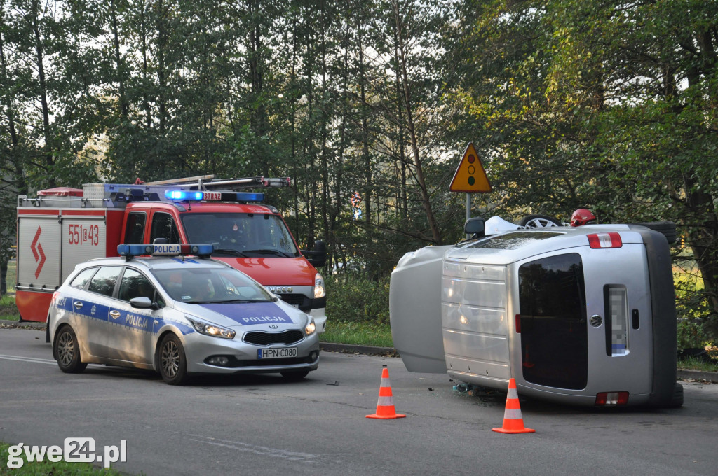 Przewrócony bus, ścięta latarnia