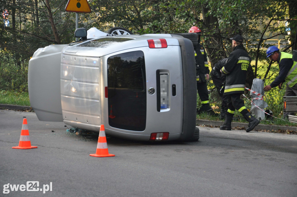 Przewrócony bus, ścięta latarnia